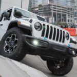El icónico Jeep Wrangler ha perdido parte de su reputación en los últimos años. Desde la integración en Stellantis, su fiabilidad se ha visto comprometida, con quejas sobre la calidad de construcción y numerosos fallos mecánicos. Los híbridos enchufables agravan la situación, sumando problemas de software y componentes eléctricos poco duraderos.