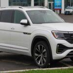 El Volkswagen Atlas es popular en ventas, pero sufre una reputación cuestionable. Los problemas de electrónica, fallos mecánicos prematuros y un sistema de infoentretenimiento poco fiable lo dejan mal parado frente a la competencia. Aunque su precio pueda resultar atractivo, está lejos de ser una compra recomendable.