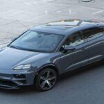 La Porsche Macan EV traslada la esencia deportiva de la marca a un formato SUV. Hereda tecnología del Taycan y lo combina con la versatilidad del Macan, ofreciendo aceleración brutal, agilidad en curvas y sorprendente comodidad en viajes largos. Un eléctrico pensado para quienes no quieren renunciar al ADN Porsche.