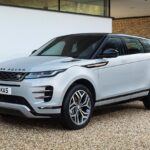 El Range Rover Evoque PHEV combina estilo y equipamiento, pero su alto precio no se justifica con su eficiencia. Car and Driver calificó su consumo de combustible como “poco satisfactorio” y destacó el espacio trasero reducido, incómodo para adultos.