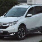 El Honda CR-V 2019 mantiene su popularidad gracias a su confiabilidad y versatilidad. Equipado con un motor 1.5 litros turbo y transmisión CVT, alcanza 30 mpg combinados, ofreciendo espacio amplio, comodidad y eficiencia en una conducción refinada.