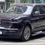 El Lincoln Navigator, el lujoso SUV de tercera fila de Lincoln, comparte plataforma con el Ford Expedition, pero con más énfasis en el lujo y la comodidad. Sin embargo, sus prestaciones no son lo suficientemente eficientes, ofreciendo solo 17 mpg combinados. A pesar de su lujoso interior y equipamiento premium, el elevado consumo de combustible puede resultar problemático para aquellos que busquen un mejor rendimiento en el consumo diario.
