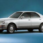 El Toyota Crown 1991 es otro ejemplo de lujo japonés que aún perdura en la memoria colectiva. Equipado con el famoso motor 2JZ de Toyota, este sedán de lujo ofreció una conducción suave y una fiabilidad ejemplar. Su grupo de instrumentos completamente digital y su sistema de navegación GPS lo colocaron a la vanguardia de la tecnología en los años 90. La suspensión neumática y los interiores de lujo con incrustaciones de madera hicieron de este modelo una de las opciones preferidas por los conductores que buscaban lujo y confort. Hoy en día, el Crown sigue siendo un modelo de lujo icónico que ha mantenido su relevancia incluso en el mercado actual.
