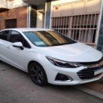 El Chevrolet Cruze fue una opción popular durante años debido a su precio asequible y su practicidad. Sin embargo, su fiabilidad es cuestionable. Aunque algunos propietarios han tenido buenas experiencias con el Cruze, las quejas recurrentes sobre componentes clave como el motor y la transmisión son una constante. Este modelo fue discontinuado en 2023, lo que refleja, en parte, los problemas de fiabilidad que enfrentó a lo largo de su vida útil.