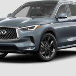 Infiniti, que alguna vez fue un competidor elegante y moderno de marcas como BMW y Lexus, está cayendo en la irrelevancia. Las ventas en EE. UU. se desplomaron a solo 57,890 unidades en 2024, lo que representa una caída del 13% y marca una tendencia de declive que dura más de una década. El principal problema es la falta de identidad de la marca, con concesionarios fusionándose con los de Nissan, lo que demuestra la falta de inversión en la marca. Además, su gama de vehículos se está reduciendo rápidamente, con los QX50 y QX55 programados para ser retirados en 2025, y los nuevos SUV como el QX60 y QX65 están orientados únicamente a compradores de altos ingresos. Con un historial de recalls y una reputación en declive, Infiniti parece estar en una espiral de desaparición.