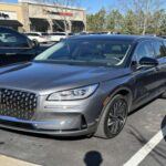 El Lincoln Corsair es cómodo y silencioso, ideal para viajes largos y relajados, pero su experiencia de conducción carece de emoción. Aunque el enfoque está en la comodidad, los compradores de SUV de lujo buscan más que suavidad: buscan sofisticación y agilidad, cualidades que el Corsair no logra proporcionar por completo. Además, su tecnología parece un poco anticuada, lo que lo coloca por debajo de sus competidores más modernos. Si bien es un SUV adecuado para quienes priorizan el confort sobre el rendimiento, no es el más emocionante del mercado.