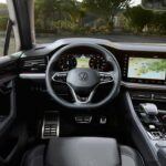 El Volkswagen Touareg es un SUV que, aunque fue bien recibido por algunos jubilados debido a su manejo y durabilidad, no logró satisfacer a todos los propietarios. Marguerita Cheng, CFP y CEO de Blue Ocean Global Wealth, menciona que muchos clientes que adquirieron el Touareg terminaron lamentando su compra. A pesar de su sólido rendimiento, los usuarios se sintieron decepcionados por la falta de características tecnológicas y por la menor fiabilidad que esperaban en un vehículo de lujo. Como resultado, algunos decidieron cambiar a marcas como Lexus, que ofrecen una mayor fiabilidad y tecnología avanzada, características muy valoradas por los jubilados.