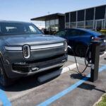 El Rivian R1T, a pesar de ser un EV premium prometedor, sigue sufriendo los problemas iniciales de los primeros modelos. La batería auxiliar, los faros y la falta de control de calidad en el arnés de cableado han generado quejas de propietarios, dejando en evidencia la necesidad de mejoras antes de ampliar la producción.