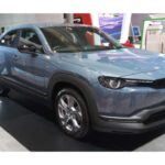 El Mazda MX-30, el primer vehículo totalmente eléctrico de la marca, no pudo hacer frente a los líderes del mercado de coches eléctricos como el Chevrolet Bolt o el Tesla Model 3. Su rango limitado de 100 millas y el precio elevado fueron dos de los factores que lo convirtieron en una opción poco atractiva para los compradores. En 2024, se vendieron solo 89 unidades, lo que confirma su fracaso en el mercado de los vehículos eléctricos, donde las expectativas de los consumidores son altas.