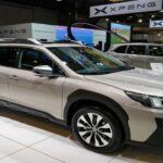Precio base: $28,895
El Subaru Outback es un SUV perfecto para quienes buscan versatilidad y capacidad todo terreno. Viene con un motor de 2.5 litros que entrega 182 caballos de fuerza y tracción integral simétrica de serie. Además, su altura al suelo de 8.7 pulgadas le otorga una gran capacidad para superar terrenos difíciles. El Outback es ideal para quienes necesitan espacio, ya que ofrece 32.6 pies cúbicos de carga, que se expande a 75.6 pies cúbicos con los asientos traseros abatidos. También incluye la suite de tecnología EyeSight Driver Assist para una conducción más segura.