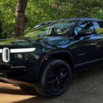 En 2025, Rivian, el fabricante de vehículos eléctricos de aventura, fue responsable de retirar miles de modelos R1S y R1T. El motivo de la retirada fue un fallo en su sistema Hands-Free Highway Assist, que en ocasiones confundía otros vehículos con el propio camino, poniendo en peligro a los conductores. Afortunadamente, el problema se solucionó con una actualización over-the-air, pero la situación dejó a muchos conductores preocupados sobre la fiabilidad de sus sistemas autónomos, haciendo que algunos miraran con recelo cuando el sistema se activaba.