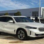 El BMW X5 2025 es el perfecto equilibrio entre diversión al volante y seguridad. Este SUV de lujo es rápido, confiado y está repleto de tecnología avanzada, como el sistema de frenado automático, detección de punto ciego y las excelentes calificaciones en las pruebas de choque. Este vehículo asegura que puedas disfrutar de una conducción emocionante sabiendo que el X5 está equipado con características de seguridad que te respaldan cuando las situaciones se vuelven impredecibles. Además, su manejo preciso y dinámico lo convierte en una de las opciones más completas del mercado.