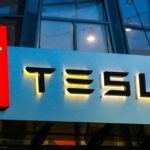 El caso de Tesla es único: o lo amas o lo odias. La marca de Elon Musk genera una enorme lealtad, pero también un alto nivel de quejas. Los problemas más frecuentes incluyen fallos de software, inconsistencias en la autonomía real y largas esperas de servicio.
