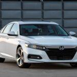 Total de accidentes mortales (2014-2018): 5.079

Ocupantes muertos por vehículo en accidente mortal: 0,65

Ventas unitarias 2018: 291.071

Aunque el Honda Accord es un sedán de tamaño medio con una reputación de fiabilidad, ocupa el tercer lugar en la lista de los coches más peligrosos. Con una tasa de 0,65 muertes por accidente mortal, el Accord muestra una cifra significativamente más alta que la Ford F-150 (0,46), a pesar de que el número de ventas es mucho menor. En varios estados, como Connecticut, Maryland y Carolina del Norte, el Accord fue el vehículo más involucrado en accidentes mortales entre 2017 y 2019. Este modelo resalta la importancia de no solo la fiabilidad, sino también de cómo los conductores interactúan con el vehículo.