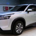 El Nissan Pathfinder es un SUV de gran tamaño popular por su espacio y diseño robusto, pero su fiabilidad ha sido cuestionada repetidamente. Uno de los mayores problemas es la transmisión continuamente variable (CVT), que causa cambios bruscos de marcha, vibraciones al acelerar y, en muchos casos, sobrecalentamiento. Estos problemas han generado que muchos propietarios deban reemplazar la transmisión por completo, incurriendo en gastos inesperados. Además, el Pathfinder ha presentado fallos tanto en el motor como en el sistema de combustible, lo que lo convierte en una opción riesgosa a largo plazo.