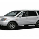 Si buscas un SUV con capacidad para toda la familia y un rendimiento confiable, el Honda Pilot 2004-2006 es una excelente opción. Este SUV de tres filas puede albergar hasta ocho pasajeros y ofrece un motor V6 que entrega un rendimiento potente sin sacrificar demasiado la eficiencia de combustible (18 mpg). Aunque es un poco ruidoso en carretera debido al ruido de rodadura, la comodidad de conducción y la seguridad son aspectos que destacan en este modelo. Si encuentras una versión EX con tapizado de cuero, te garantizarás una durabilidad mayor, ya que el cuero resiste mejor el paso del tiempo.