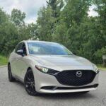 El Mazda3 Turbo Sedán 2025 es un compacto urbano con alma de deportivo. Equipado con un motor turboalimentado de 2.5 litros y 250 caballos de fuerza, el Mazda3 Turbo es un coche discreto en apariencia, pero sorprendente en potencia y rendimiento. Con tracción total de serie y un manejo ágil, este sedán ofrece una aceleración rápida y un agarre excepcional, que lo coloca en una liga superior frente a otros compactos en su rango de precio.