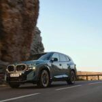 El BMW XM rompe esquemas con su diseño polarizante. Una parrilla enorme, líneas angulares y luces futuristas hacen de este SUV un modelo imposible de ignorar. La intención de BMW es clara: crear un coche que deje huella en todos los sentidos.

Su interior fusiona tecnología iDrive de última generación con acabados extravagantes, incluyendo iluminación envolvente y cuero exclusivo. Bajo el capó, un V8 biturbo electrificado asegura un rendimiento arrollador.