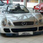 El CLK GTR AMG fue un coche de competición homologado para la carretera. Con un V12 de 6,9 litros y 604 CV, alcanzaba los 100 km/h en solo 3,8 segundos. Solo se fabricaron 26 unidades, lo que lo convierte en una pieza de coleccionista. Su construcción en fibra de carbono y su aerodinámica extrema reflejan la esencia más pura de Mercedes en las carreras.