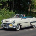 Un Ford Mustang de los años 60 o un Chevrolet Bel Air son auténticas joyas, pero restaurarlos puede convertirse en un pozo sin fondo. Las piezas originales son escasas, caras y difíciles de conseguir. A esto se suma la necesidad de contar con mecánicos expertos en clásicos, lo que eleva considerablemente los costes de mantenimiento.