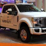 El Ford F-450 es un camión de nivel comercial diseñado para transportar cargas pesadas, como remolques de caballos. Su configuración de ruedas traseras dobles complica el estacionamiento, y su motor diésel potente consume mucho combustible en trayectos cortos, convirtiéndolo en un vehículo poco eficiente para la ciudad.