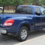 La Toyota Tundra original Stepside transformó la pickup tradicional con luces traseras ovoides instaladas en el guardabarros. Aunque la camioneta ofrecía motores V6 y V8 y buena capacidad de remolque, estas luces rompían la coherencia del diseño y restaban atractivo al conjunto, especialmente visto desde todos los ángulos.