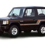 El Chevrolet K5 Blazer fue la respuesta de GM al éxito del Bronco, y lo hizo con músculo de sobra. Montado sobre un chasis de largueros y equipado con potentes V8, era perfecto para combinar la vida urbana con escapadas off-road. Su interior amplio y el techo desmontable lo hicieron tan práctico como divertido.