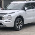 El Volvo XC90 T8 es la prueba de que lujo y sostenibilidad pueden ir de la mano. Su configuración PHEV le permite recorrer unos 18 millas en modo eléctrico, ideal para entornos urbanos, mientras que el motor de gasolina asegura potencia de sobra para viajes largos.