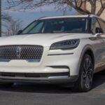 El Ford Explorer, que debutó en 1990 como sustituto del Ford Bronco II, ha sido uno de los SUV medianos más vendidos en Estados Unidos. El Lincoln Aviator, hermano de lujo del Explorer, también se produce en la misma planta. Ambos modelos son fabricados en la Chicago Assembly Plant, donde se ensamblan desde 2011. El Explorer ha sido clave en el crecimiento del segmento de SUVs medianos en el mercado estadounidense, ofreciendo versatilidad, espacio y rendimiento para toda la familia.