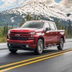 El motor 5.3L V8 del Chevrolet Silverado 1500 es uno de los motores más confiables en el mercado de camiones. Este motor ha sido una fuente de fiabilidad durante años, con una construcción robusta que le permite alcanzar más de 200,000 kilómetros sin problemas importantes. Ya sea que se trate de transportar equipo o simplemente de hacer un viaje largo, el Silverado sigue demostrando su fiabilidad. Muchos propietarios han reportado que su Silverado sigue funcionando como nuevo, incluso después de años de uso.