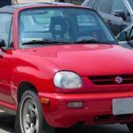 El Suzuki X-90, a mediados de los 90, fue un experimento que salió mal. Con aspecto de SUV biplaza y techo T-top, parecía más un juguete que un vehículo serio. Muchos lo compararon con el famoso coche de plástico de Little Tikes. Aunque pretendía ser un modelo divertido y versátil, su diseño lo convirtió en uno de los peores recuerdos de los 90.