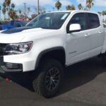 El Chevrolet Colorado, producido entre 2015 y 2018, es reconocido por su versatilidad y opciones de motorización, incluyendo un eficiente diésel. Los mecánicos suelen recomendarlo por su fiabilidad y facilidad de reparación, lo que lo convierte en una opción práctica tanto para el trabajo como para el ocio.