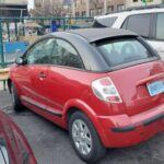 En este caso, la propuesta francesa fue tan ambiciosa como confusa. El Citroën C3 Pluriel quiso ser sedán, coupé, descapotable y hatchback al mismo tiempo. El resultado fue un coche peculiar, pero poco práctico, que desconcertó a los conductores y quedó relegado al olvido frente a opciones más sensatas.