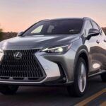 El Lexus NX 350h AWD 2025 ofrece un consumo combinado de 39 MPG, lo que lo posiciona como uno de los SUV de lujo más eficientes en cuanto a combustible. Equipado con un motor híbrido, ofrece 41 MPG en ciudad y 37 MPG en carretera. A pesar de su enfoque en la eficiencia, el NX 350h no sacrifica el lujo, ofreciendo una pantalla de 14 pulgadas, asientos con soporte lumbar ajustable y una conducción suave que proporciona una experiencia premium sin la necesidad de un alto consumo. Si buscas lujo sin comprometer el rendimiento de combustible, el NX 350h es una opción a considerar.