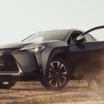 El Lexus UX Híbrido es el crossover más pequeño de la marca, con un rendimiento de 37 mpg en general, 32 mpg en ciudad y 42 mpg en carretera. Este SUV de lujo ofrece una conducción cómoda y silenciosa, con una cabina refinada y un espacio de carga modesto. Es ideal para quienes buscan un híbrido de lujo sin comprometer la eficiencia de combustible, aunque su precio de $38,035 puede ser un factor a considerar si necesitas más espacio o capacidad de carga.