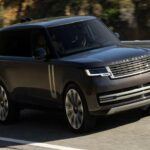 El Land Rover Range Rover es un coche conocido por su lujo, pero también por su falta de fiabilidad. De hecho, en 2022, fue nombrado el coche usado menos fiable en el Índice de Fiabilidad de Warrantywise. Los problemas mecánicos recurrentes, como las fugas de aceite y los fallos en el sistema de refrigeración, pueden generar costosas reparaciones. Además, su elevado precio de seis cifras puede hacer que te arrepientas de la compra si no estás dispuesto a asumir la carga financiera de las reparaciones.