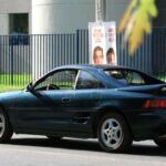El Toyota MR2, producido entre 1984 y 2007, fue el primer coche deportivo de motor central de la marca, ofreciendo una experiencia de conducción única. Compacto y con un manejo impresionante, el MR2 conquistó a los puristas del automóvil, brindando un rendimiento excepcional a un precio accesible. A lo largo de sus tres generaciones, el MR2 se fue adaptando a los avances tecnológicos, pero siempre conservó su esencia. A día de hoy, sigue siendo un modelo muy querido por los entusiastas de los coches deportivos, simbolizando la capacidad de Toyota para innovar en el segmento de los vehículos deportivos.
