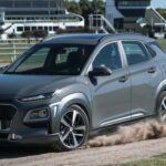 El Hyundai Kona es un SUV pequeño que a primera vista parece una buena opción por su precio, pero los modelos de 2018 y 2021 están plagados de defectos que pueden poner en riesgo la seguridad de los conductores. Los fallos en el motor, como los ruidos de golpeteo y el calado del motor, son comunes debido a los anillos de pistón defectuosos. Además, los problemas eléctricos pueden ser frecuentes, lo que aumenta los costos de mantenimiento. Las reparaciones de motores fuera de garantía pueden superar los miles de dólares, lo que hace que el Kona sea una opción arriesgada para quienes buscan fiabilidad a largo plazo.