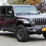 El Jeep Gladiator mezcla la herencia todoterreno del Wrangler con la versatilidad de una pick-up mediana. Pese a su atractivo, sufre de fiabilidad cuestionable, con reportes frecuentes de “death wobble” en la dirección, fallos en la transmisión manual y problemas de ensamblaje. Los consumidores valoran su capacidad off-road, pero no tanto la durabilidad mecánica. Una compra pasional, más que racional.