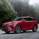 La división premium de Toyota se ha convertido en sinónimo de durabilidad. Según los estudios de J.D. Power, Lexus lidera el mercado en fiabilidad año tras año. Motores como el 2JZ, el 1UR-FE y las variantes 2GR son auténticos referentes, capaces de recorrer cientos de miles de kilómetros sin problemas graves. Además, el coste de mantenimiento es sorprendentemente bajo para un fabricante de lujo, lo que convierte a Lexus en una apuesta segura.