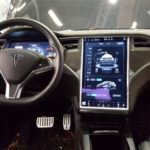 Los Tesla son líderes en innovación, pero algunos propietarios han experimentado glitches en el software, desde reinicios del sistema hasta fallos en funciones de Autopilot. Aunque las actualizaciones suelen solucionar problemas, la frecuencia e imprevisibilidad de estos errores pueden frustrar al conductor.