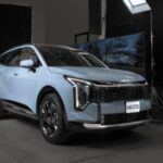 Con un rango de 35 a 43 MPG combinados, el Kia Sportage Hybrid 2025 se sitúa entre los más eficientes de su categoría. No en vano, ha recibido una valoración de 8,5/10 en Car and Driver y ocupa el puesto #2 entre los SUV híbridos pequeños según Edmunds. Su equilibrio entre eficiencia, diseño y fiabilidad lo convierten en una compra redonda.