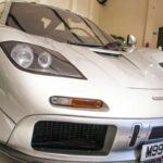 El McLaren F1 de 1994 fue, durante años, el coche de producción más rápido del mundo, alcanzando los 386 km/h. Equipado con un V12 de 6.1 litros y 618 CV, lograba el 0 a 100 km/h en apenas 3,2 segundos. Su ingeniería adelantada a su tiempo lo consolidó como uno de los mejores superdeportivos jamás fabricados, un referente que ni siquiera muchos coches actuales pueden igualar.