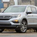 Con un 17,5 % de probabilidad de alcanzar las 250,000 millas, el Honda Pilot es uno de los SUV más duraderos. Este modelo de tres filas de asientos ofrece una gran comodidad y, al mismo tiempo, mantiene una impresionante fiabilidad, gracias a su motor V-6 J de 3,5 litros, que ha sido un pilar de la marca durante años.