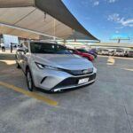 El Toyota Venza es un SUV híbrido elegante que combina eficiencia de combustible con una gran cantidad de características tecnológicas y de comodidad. Es más pequeño que el Highlander, pero más estilizado que el RAV4, lo que lo convierte en el punto medio perfecto. Su fiabilidad y eficiencia híbrida te permiten pasar menos tiempo en el mecánico y en la estación de gasolina, y más disfrutando de tus años dorados.