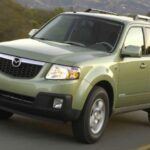 El Mazda Tribute Híbrido, basado en el Ford Escape Hybrid, fue un vehículo de cumplimiento que no pudo destacarse. Aunque compartía el mismo sistema híbrido desarrollado por Toyota, la versión de Mazda fue muy limitada y estuvo disponible solo en mercados específicos como California. A pesar de ser un modelo muy eficiente, la falta de una estrategia de marketing clara y la decisión de Mazda de centrarse en otros modelos hizo que el Tribute híbrido desapareciera rápidamente del mercado. Años después, Mazda regresaría al mercado de los híbridos con otros modelos más exitosos, pero el Tribute híbrido se convirtió en uno de los vehículos más olvidados de la historia.