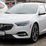 Donde se piensa que se fabrica: Estados Unidos
Donde se fabrica en realidad: Alemania

El Buick Regal es otro modelo que genera confusión en cuanto a su lugar de fabricación. Tradicionalmente asociado con la producción estadounidense, el Regal en realidad se fabrica en Alemania, en la planta donde también se produce el Opel Insignia, del cual el Regal es una versión. Este cambio se produjo tras la reestructuración de GM, que trasladó la fabricación del Regal a Europa, donde los estándares de calidad y la tecnología de los modelos Opel han influido en la producción de este exitoso sedán.