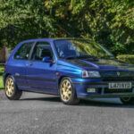 El Renault Clio Williams, inspirado en la Fórmula 1, contaba con un motor de 2.0 litros y 16 válvulas que generaba 145 CV. Con una aceleración de 0 a 100 km/h en 7,5 segundos y una velocidad máxima de 215 km/h, este compacto deportivo destacaba por su suspensión y manejo mejorados, ofreciendo una experiencia de conducción ágil y emocionante.