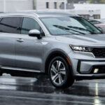 El Kia Sorento, popular entre familias, enfrenta un mercado saturado y creciente competencia, lo que afecta su reventa. Aunque combina características interesantes, los modelos más recientes de la competencia ofrecen mejor tecnología y eficiencia, y con la tendencia hacia híbridos y eléctricos, los motores tradicionales del Sorento pueden parecer obsoletos.