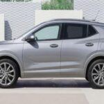 Precio base: $25,940

El Buick Encore GX 2025 ofrece una aceleración ágil, manejo competente y un interior de alta calidad, lo que le permite recibir una calificación de 7.9 sobre 10 de Edmunds. Con un diseño compacto y elegante, este SUV es ideal para quienes buscan una opción premium a un precio asequible. Además, obtuvo la mejor calificación de seguridad de IIHS, con tecnologías de asistencia estándar como el sistema de monitoreo de punto ciego y advertencia de cambio de carril.

Puntos a favor: Interior de alta gama, excelente calificación de seguridad.
Puntos en contra: Precio ligeramente superior a algunos competidores.